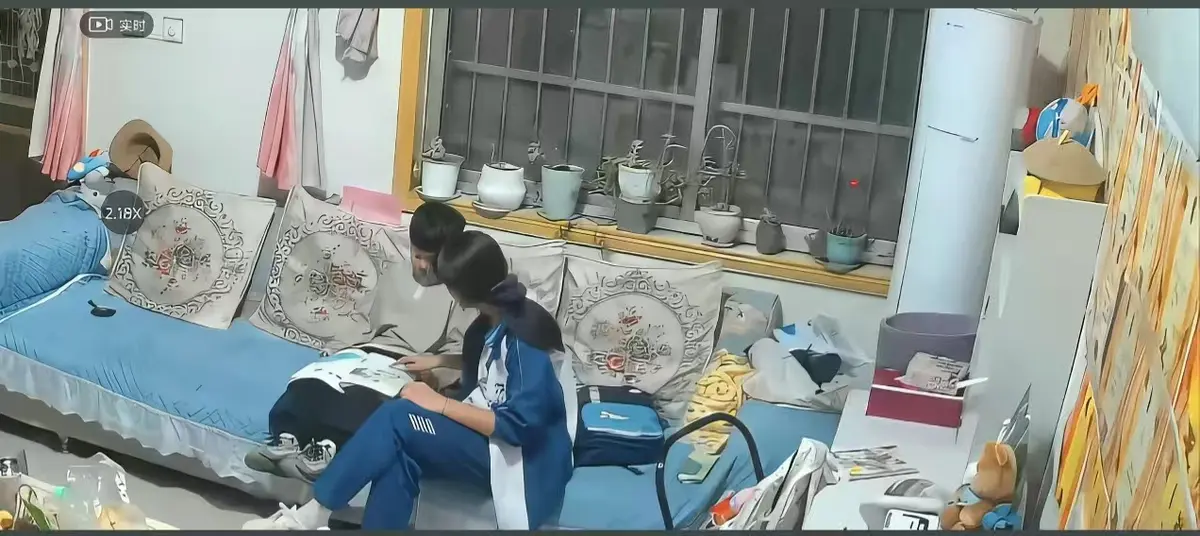 《来自姐姐的爱》无删减完整版在线播放-来自姐姐的爱高清正片免费下载-姐姐管教弟弟真实瞬间全集观看